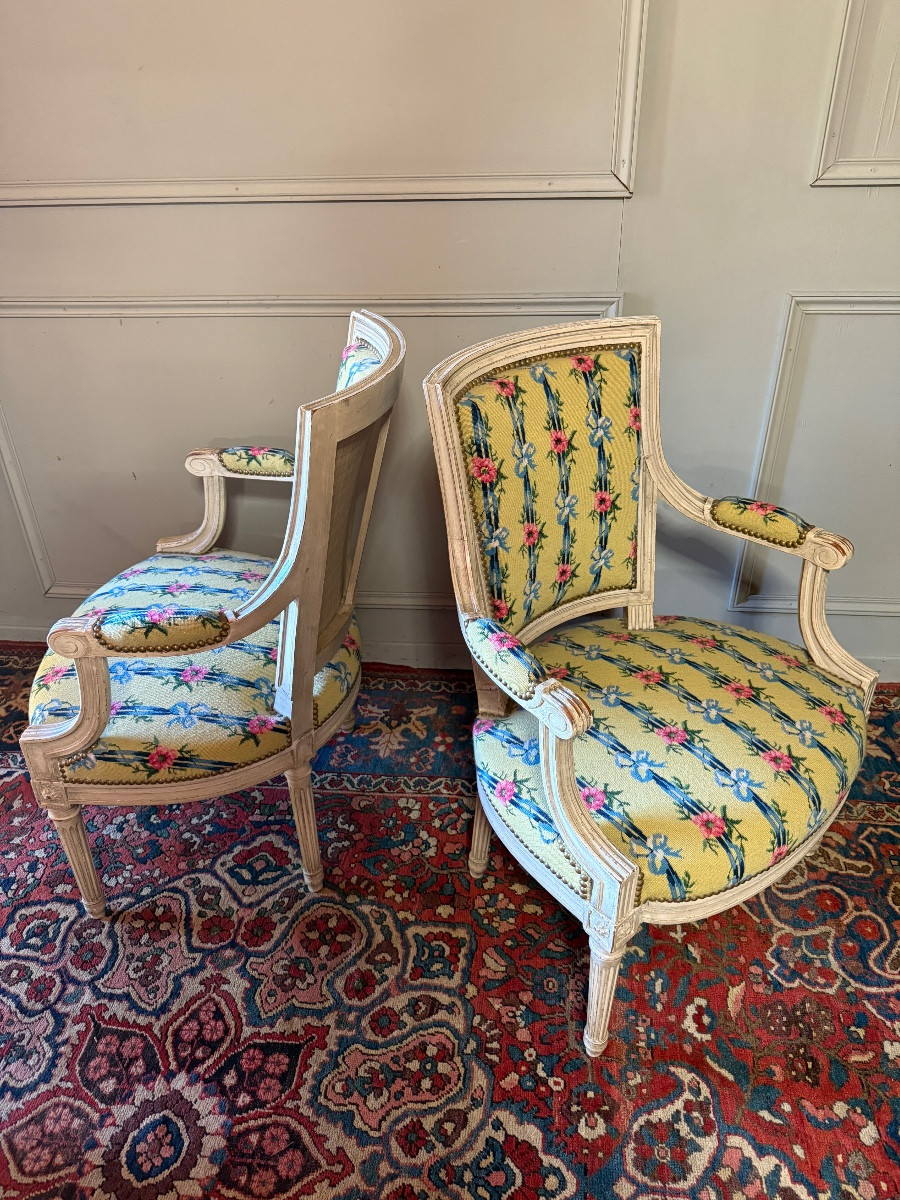 Paire de fauteuils de style Louis XVI  en bois peint. -photo-4