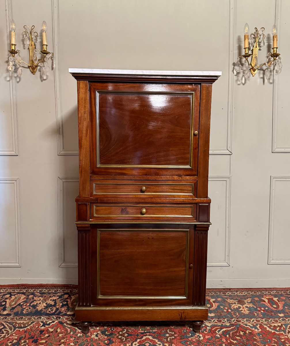 Cabinet de style Louis XVI en acajou. 