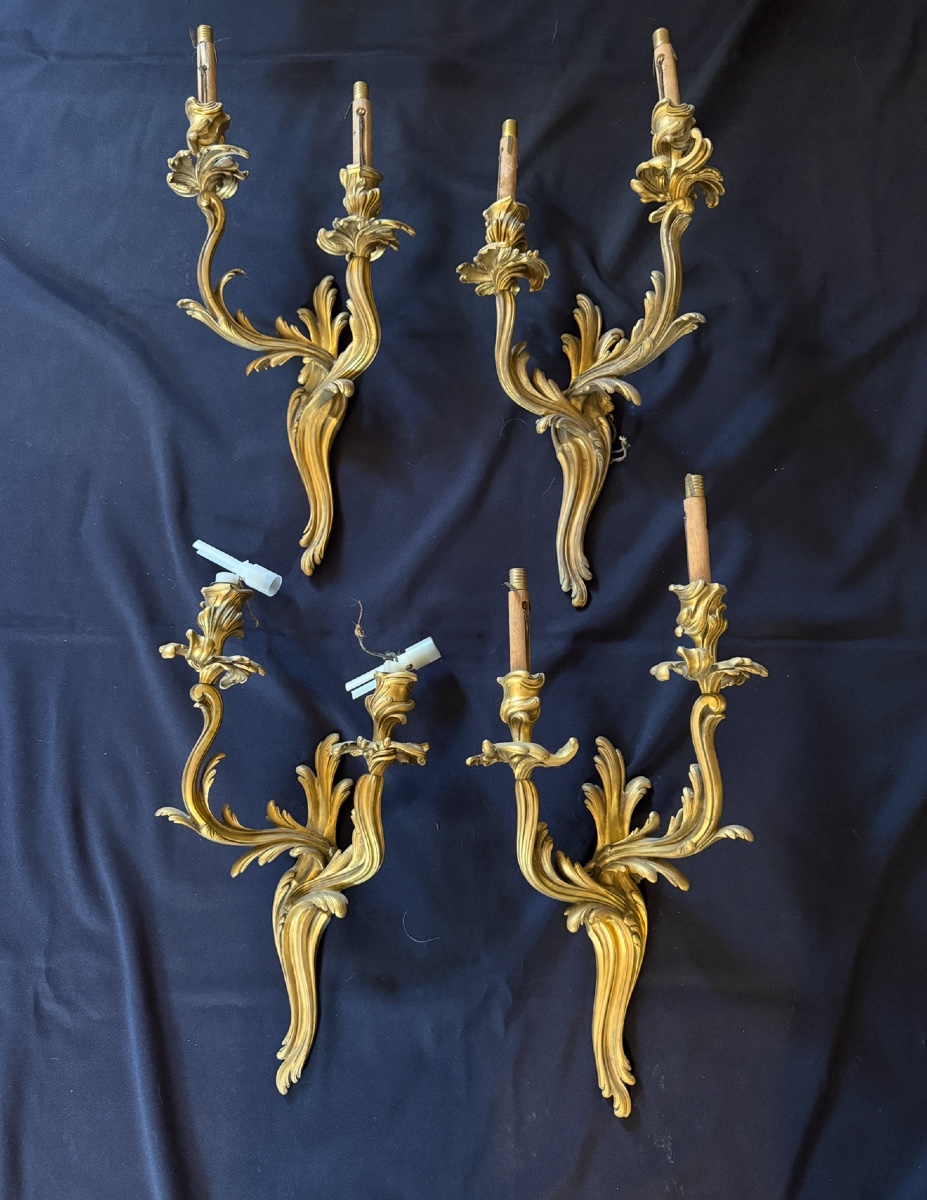 Suite de deux paires d’appliques de style Louis XV en bronze doré. -photo-2