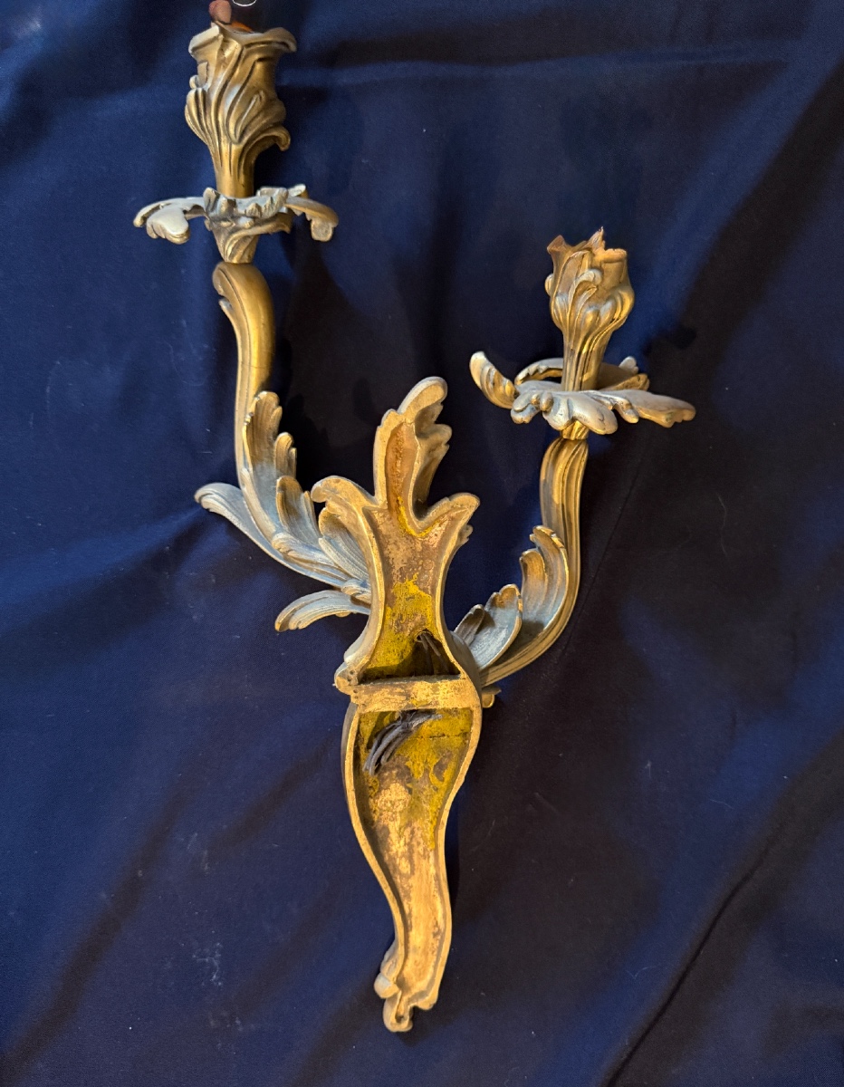 Suite de deux paires d’appliques de style Louis XV en bronze doré. -photo-3