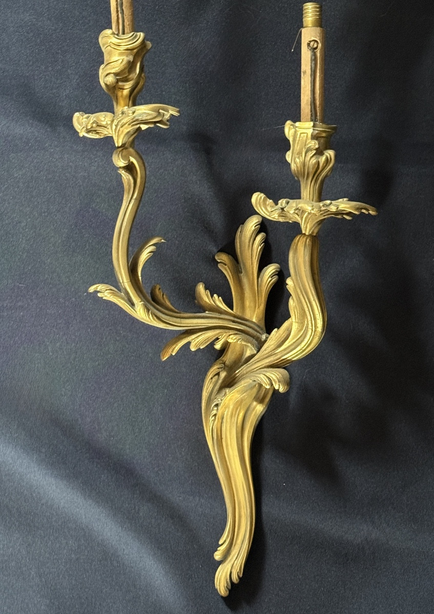 Suite de deux paires d’appliques de style Louis XV en bronze doré. 