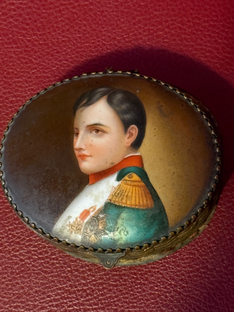 Boîte en  bronze doré avec miniature peinte à la main représentant Napoléon Bonaparte. -photo-2