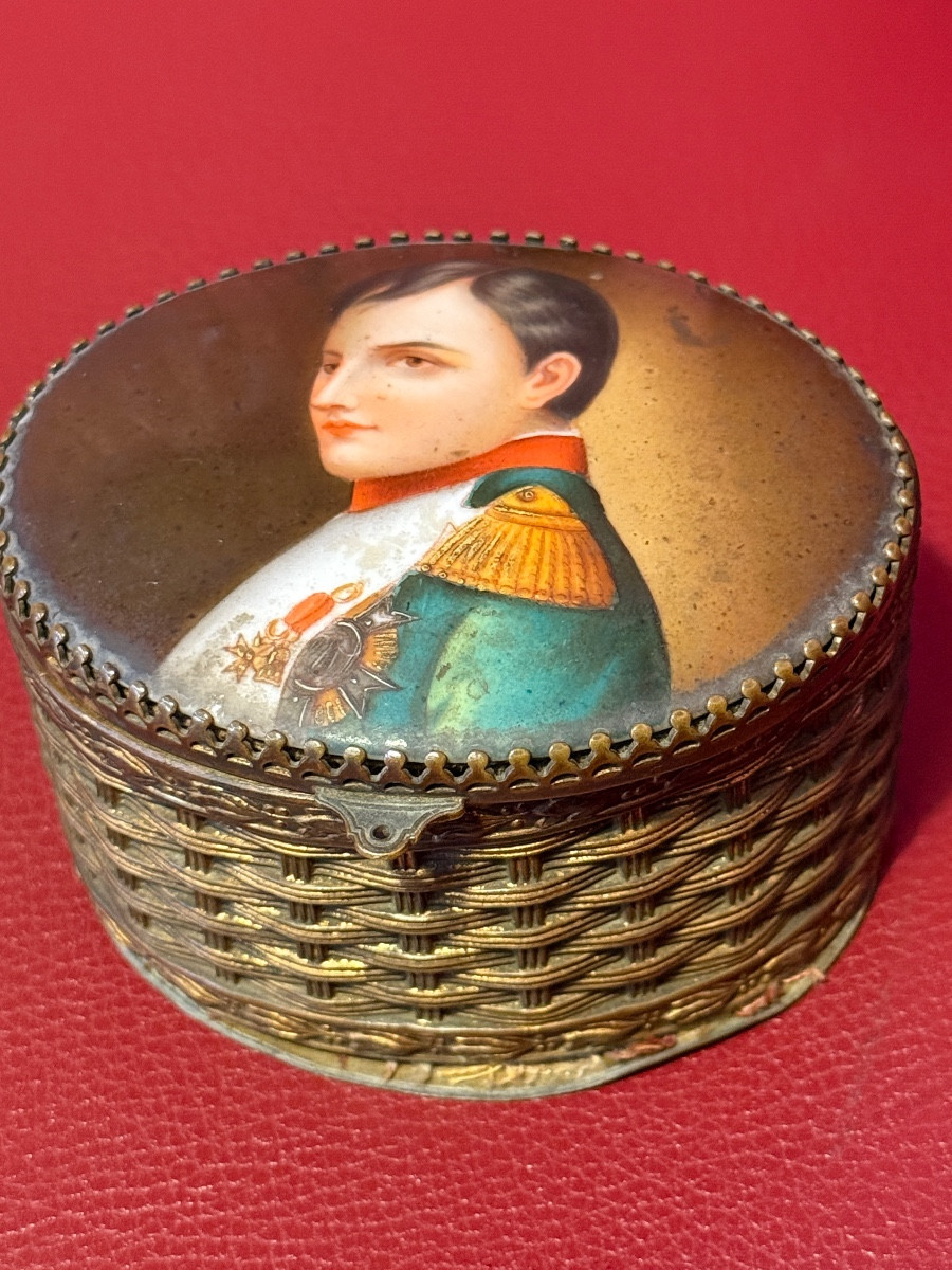 Boîte en  bronze doré avec miniature peinte à la main représentant Napoléon Bonaparte. -photo-3