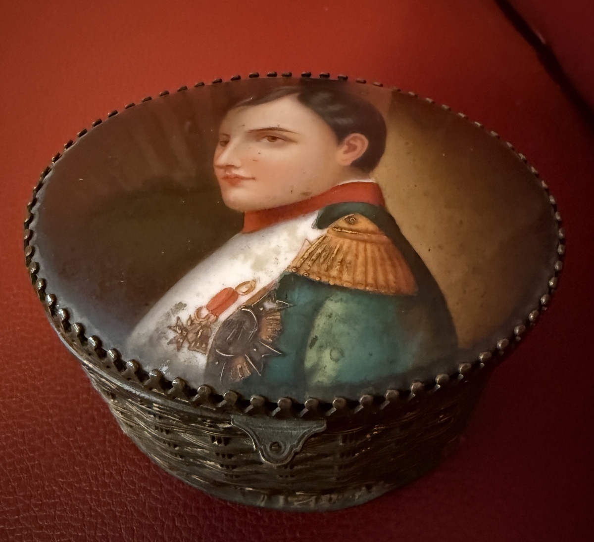 Boîte en  bronze doré avec miniature peinte à la main représentant Napoléon Bonaparte. -photo-4