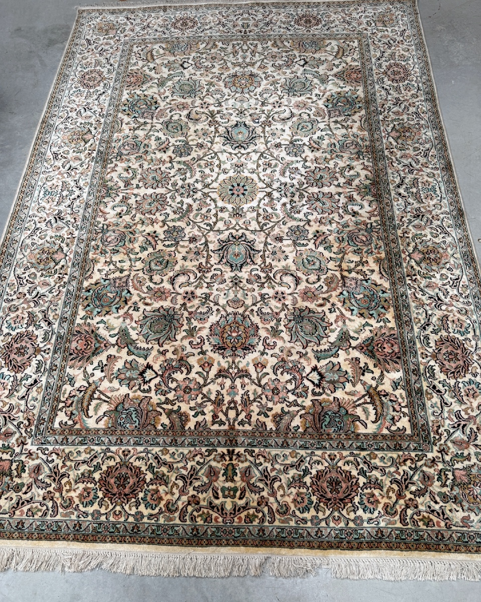 Tapis  d'Orient, en soie du  Kashmir. -photo-2