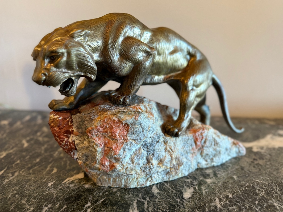 James Andrey (19th-20th Century) Roaring Bronze Lioness On Her Rock. -photo-2