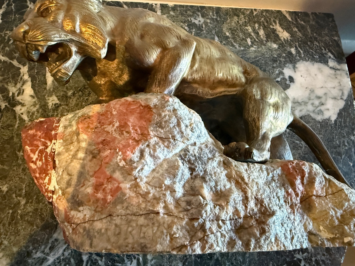 James Andrey (19th-20th Century) Roaring Bronze Lioness On Her Rock. -photo-1