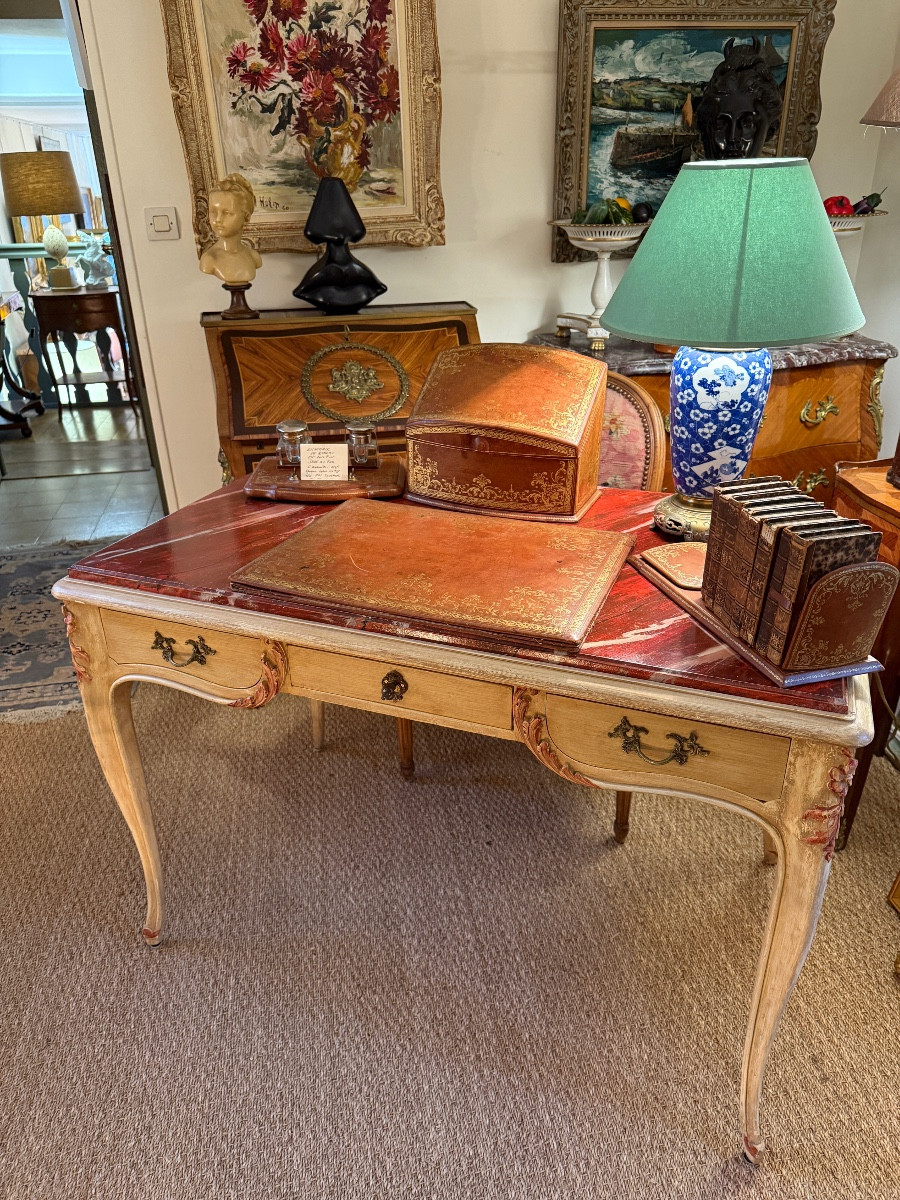 Bureau peint de style Louis XV. 