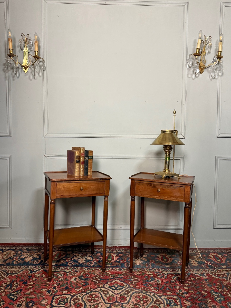 Paire de chevets de style Louis XVI en bois naturel. -photo-2