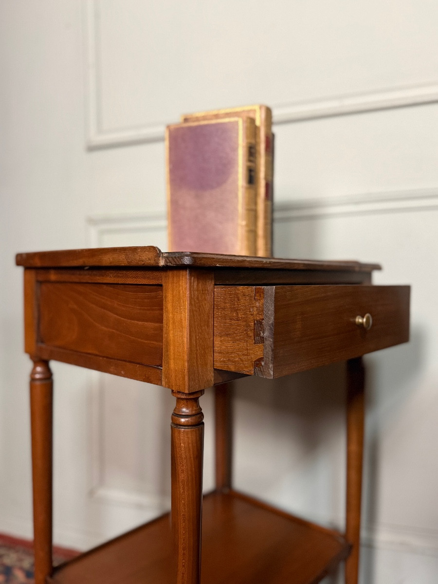 Paire de chevets de style Louis XVI en bois naturel. -photo-1