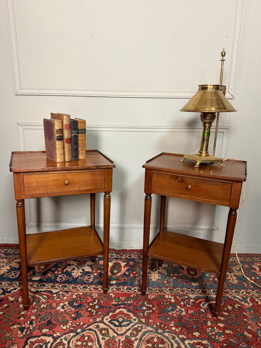 Paire de chevets de style Louis XVI en bois naturel. 