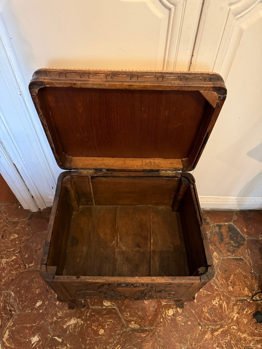 Tabouret sculpté d'époque Régence en noyer. -photo-4