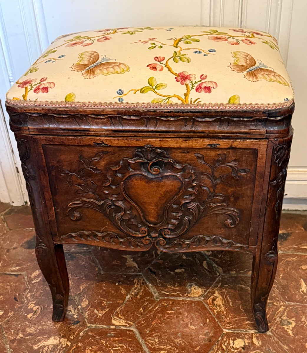 Tabouret sculpté d'époque Régence en noyer. 