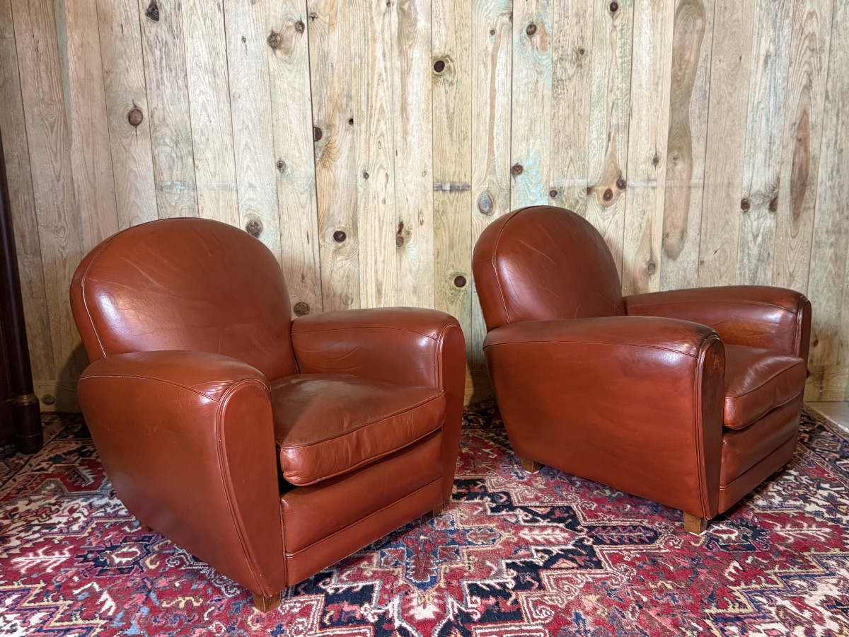 Paire de fauteuils club en cuir avec leurs reposes-pieds. -photo-2