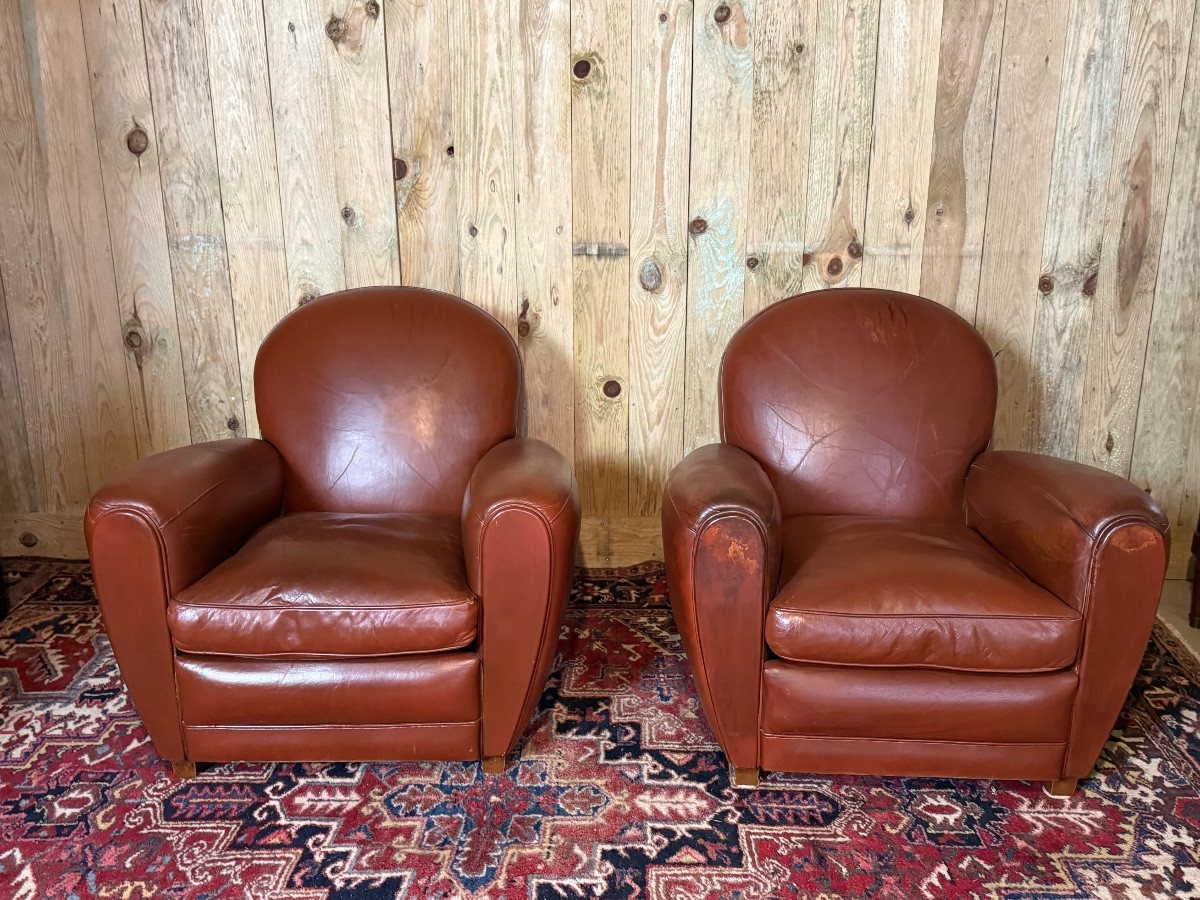 Paire de fauteuils club en cuir avec leurs reposes-pieds. -photo-3