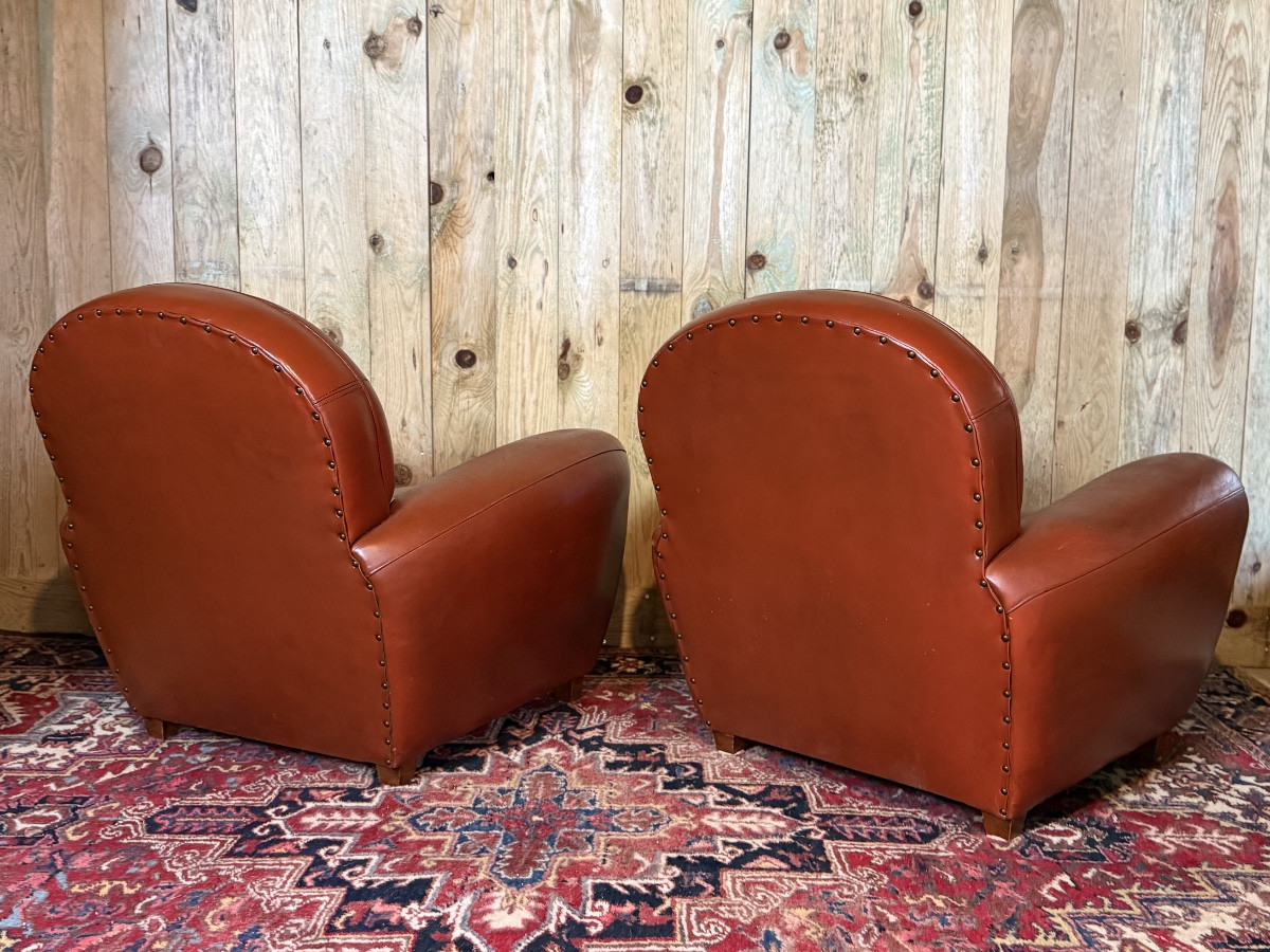 Paire de fauteuils club en cuir avec leurs reposes-pieds. -photo-4