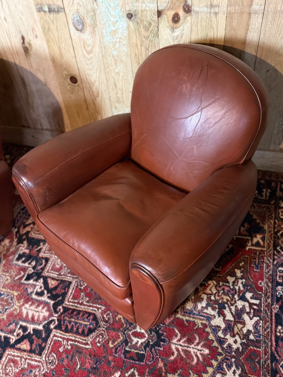 Paire de fauteuils club en cuir avec leurs reposes-pieds. -photo-2