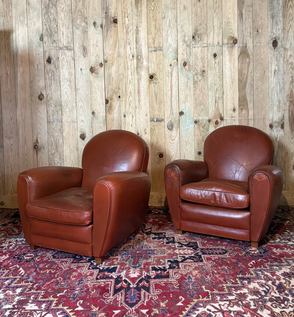 Paire de fauteuils club en cuir avec leurs reposes-pieds. -photo-3