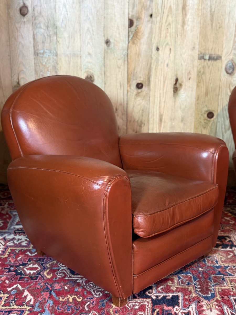 Paire de fauteuils club en cuir avec leurs reposes-pieds. -photo-4