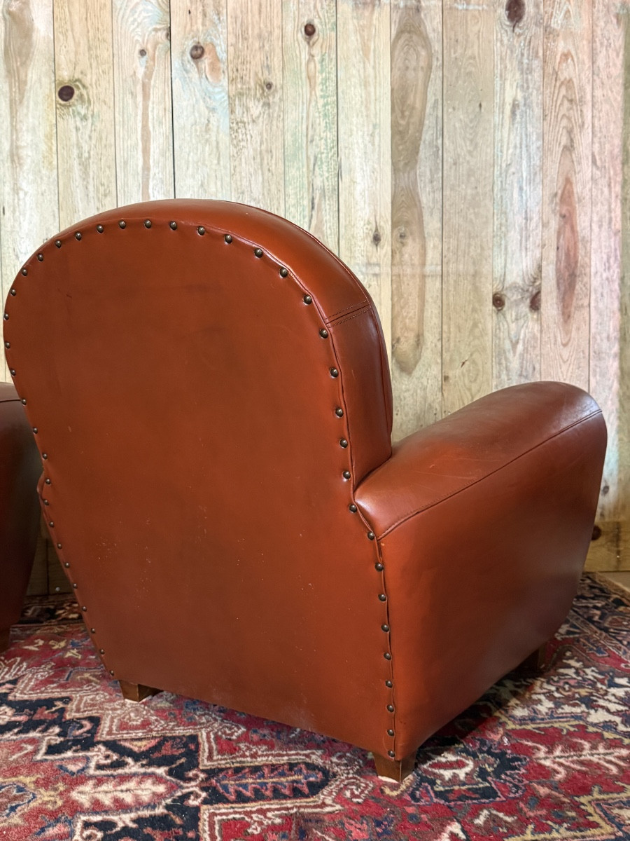 Paire de fauteuils club en cuir avec leurs reposes-pieds. -photo-5