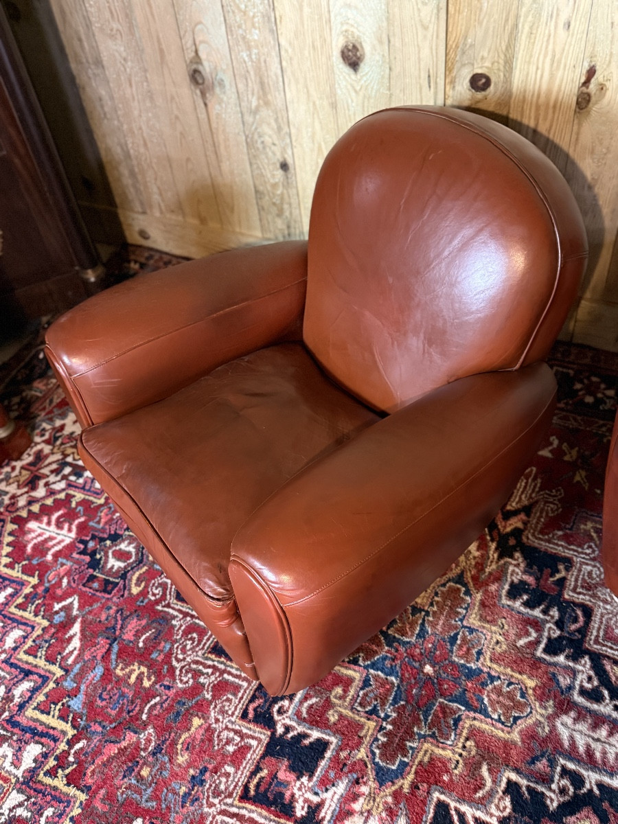 Paire de fauteuils club en cuir avec leurs reposes-pieds. -photo-2