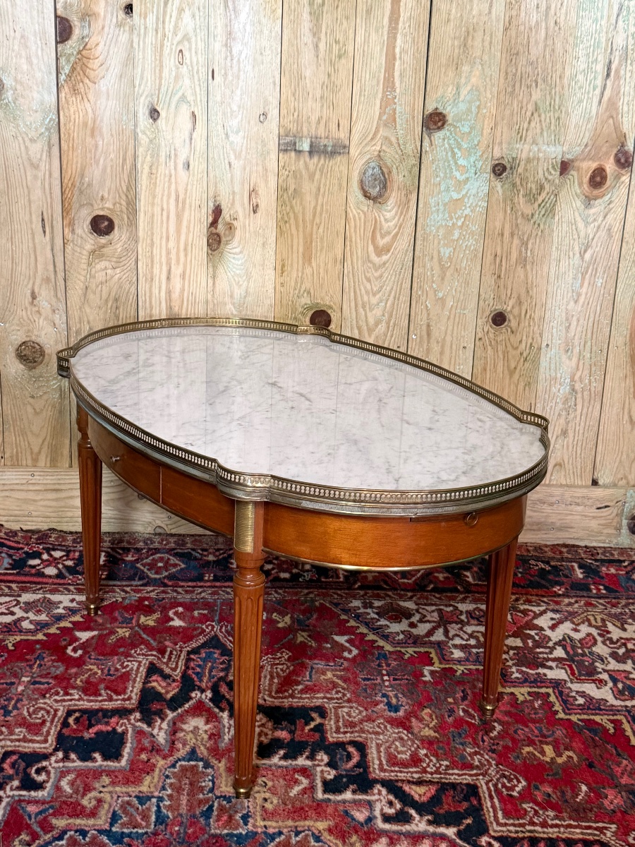 Table basse de style Louis XVI en acajou. 