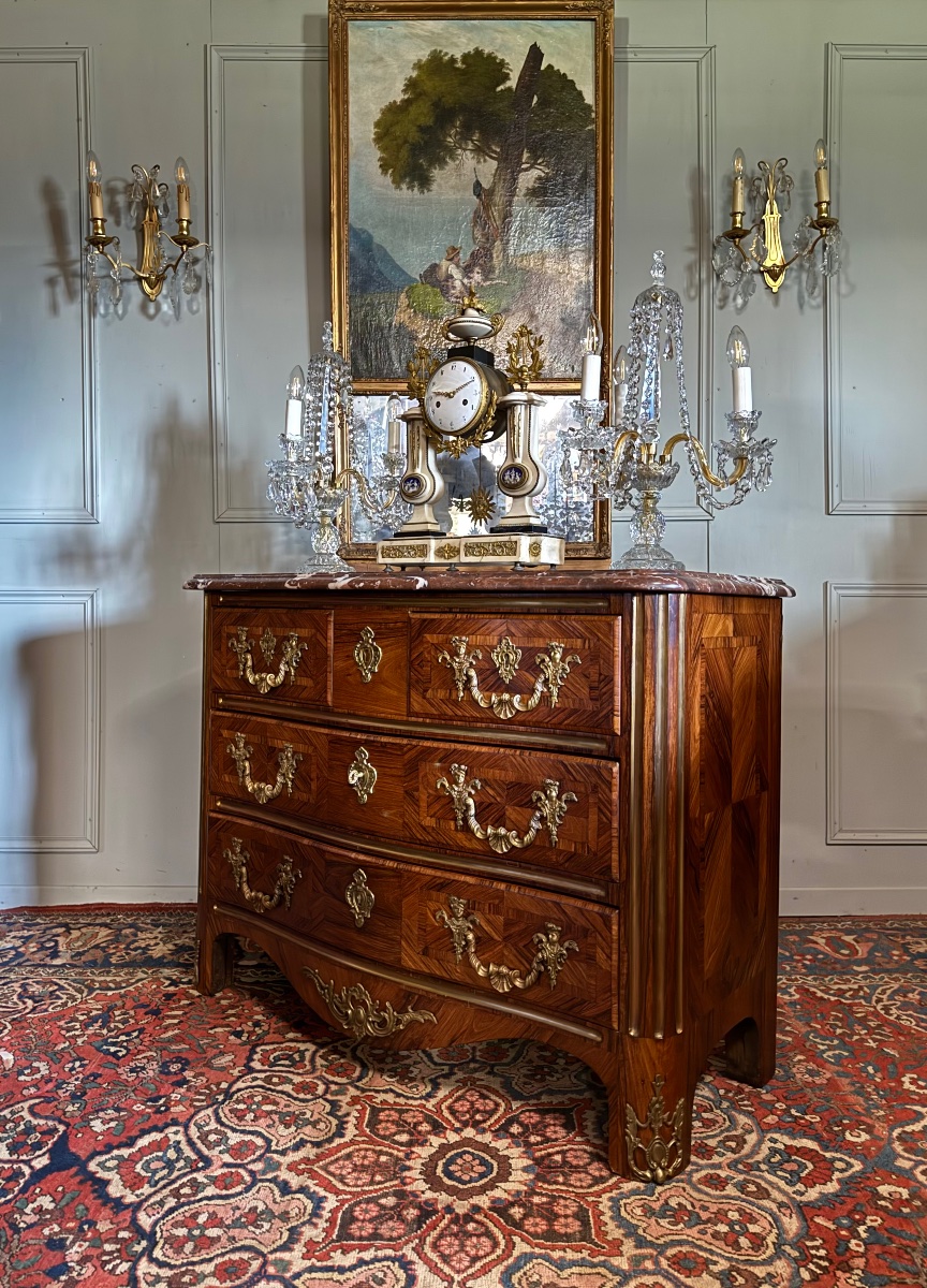 Commode de style Régence en marqueterie. 