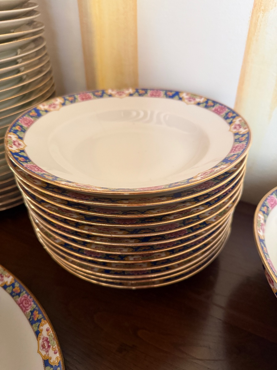Service de table porcelaine de Limoges . Décor Minton 67 pièces. -photo-2