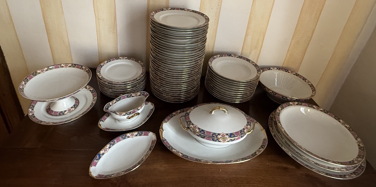 Service de table porcelaine de Limoges . Décor Minton 67 pièces. 