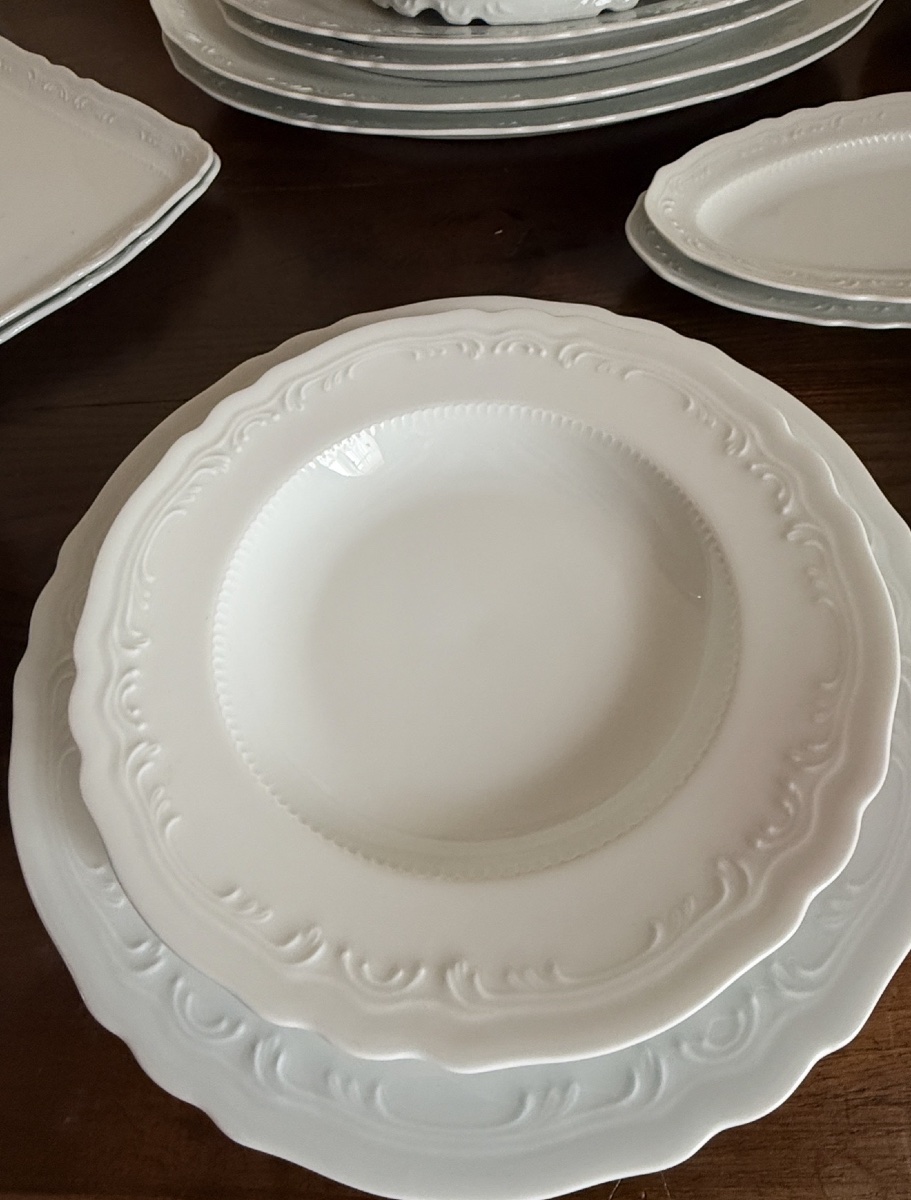 Service de table porcelaine de Limoges 104 pièces. 