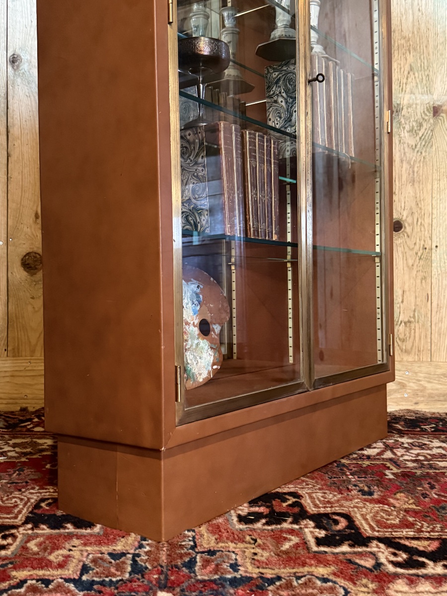Display Case Clad In Tan Leather, Bronze, Mirror, And Marble. Second Half Of The 20th Century. -photo-4