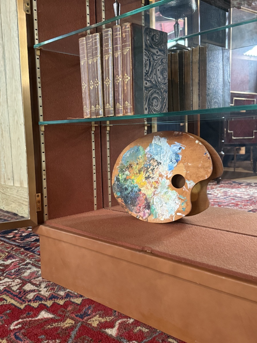 Display Case Clad In Tan Leather, Bronze, Mirror, And Marble. Second Half Of The 20th Century. -photo-5