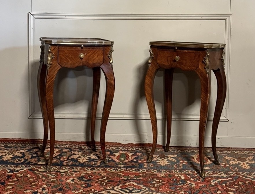 Paire de chevets de style Louis XV en marqueterie. 