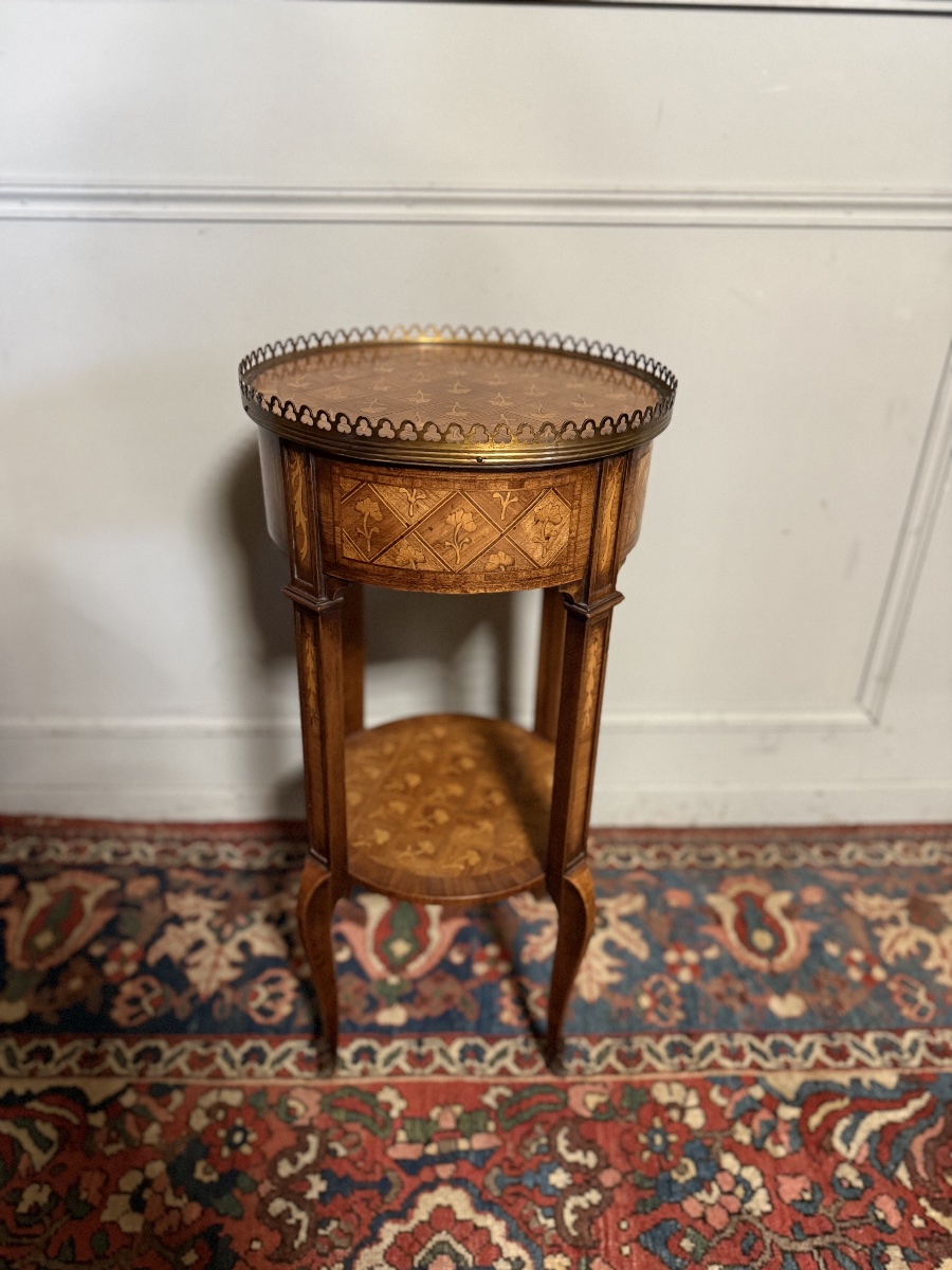 Table de chevet ronde en marqueterie de style transition Louis XV - Louis XVI. -photo-2