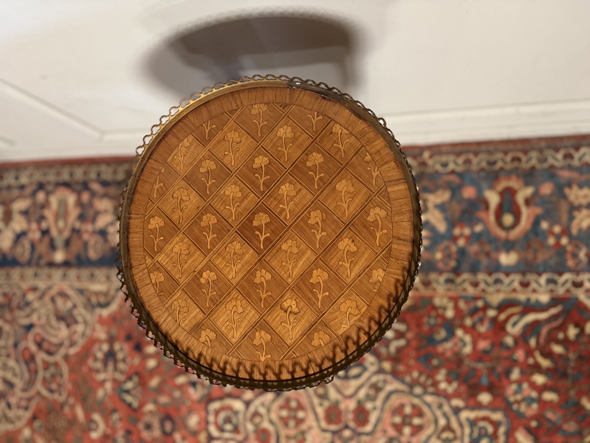 Table de chevet ronde en marqueterie de style transition Louis XV - Louis XVI. -photo-3