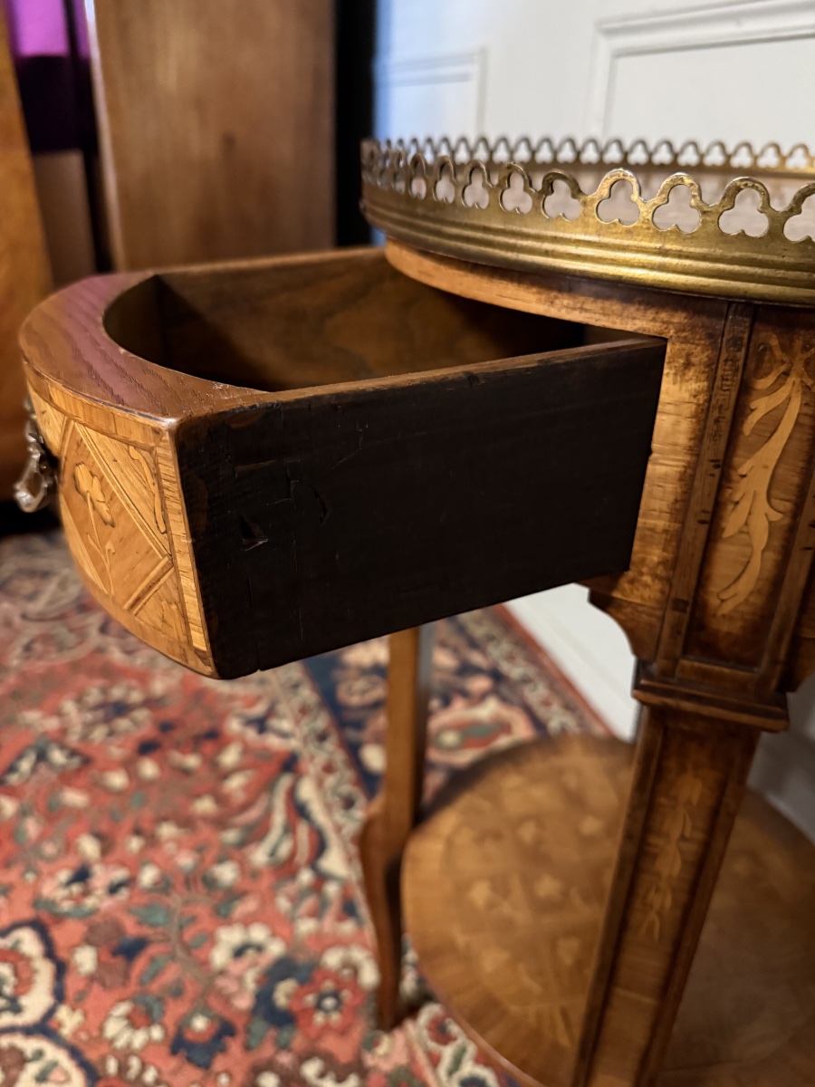 Table de chevet ronde en marqueterie de style transition Louis XV - Louis XVI. -photo-1