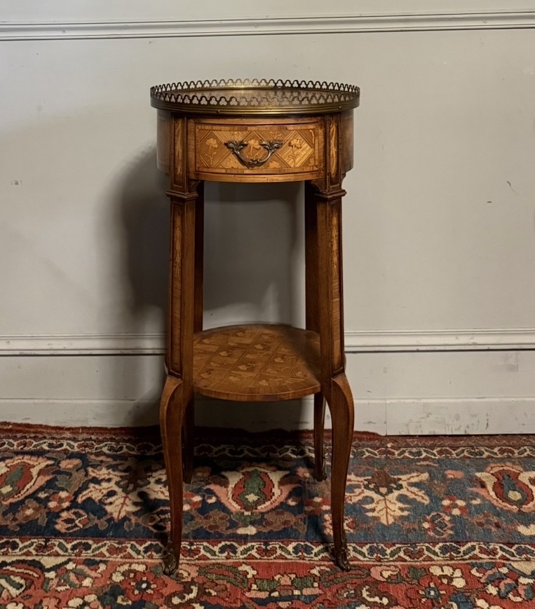 Table de chevet ronde en marqueterie de style transition Louis XV - Louis XVI. 