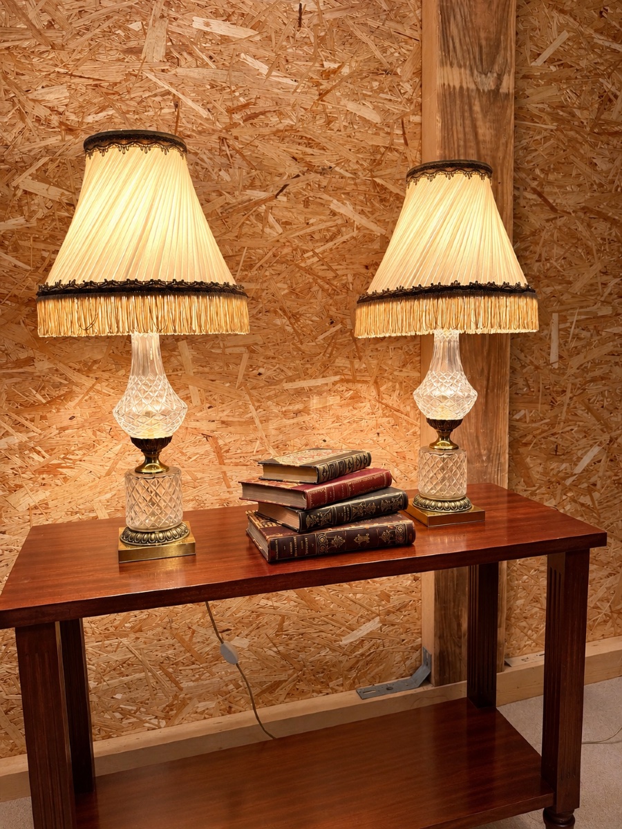 Paire de lampes de style Empire en cristal et bronze doré. 