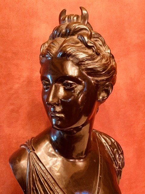 Bust Of Woman / Diane Huntress On Column.-photo-1