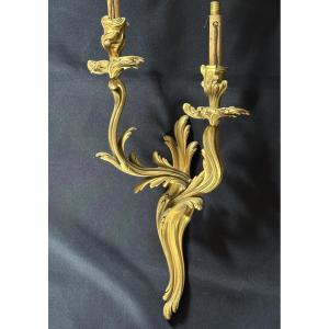 Suite de deux paires d’appliques de style Louis XV en bronze doré. 