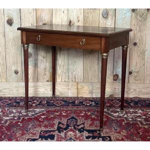 Petit bureau de style Louis XVI en acajou. 