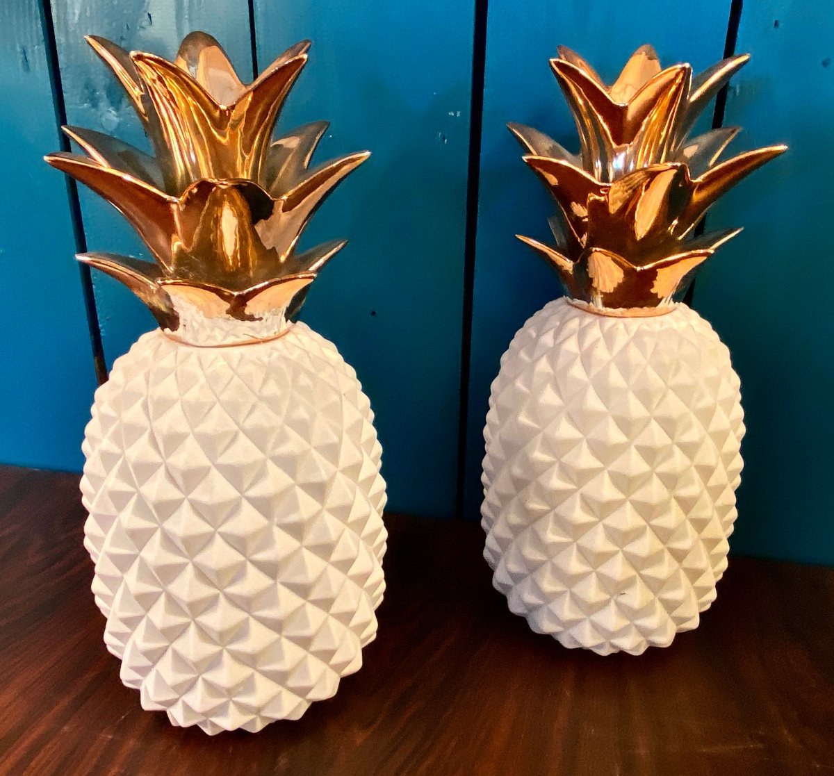 Paire d'Ananas Décoratifs En Biscuit Et Porcelaine