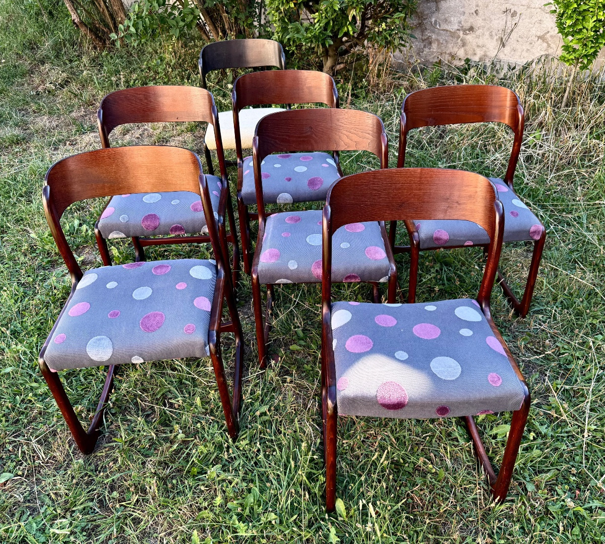 Set Of 6 Bartender Sled Chairs Plus Une