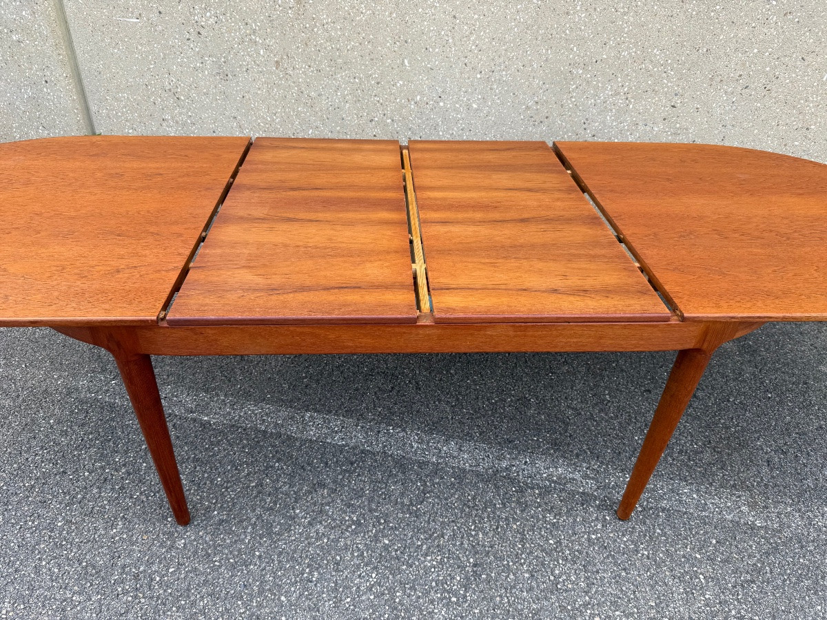 Scandinavian-style Extendable Teak Table-photo-6