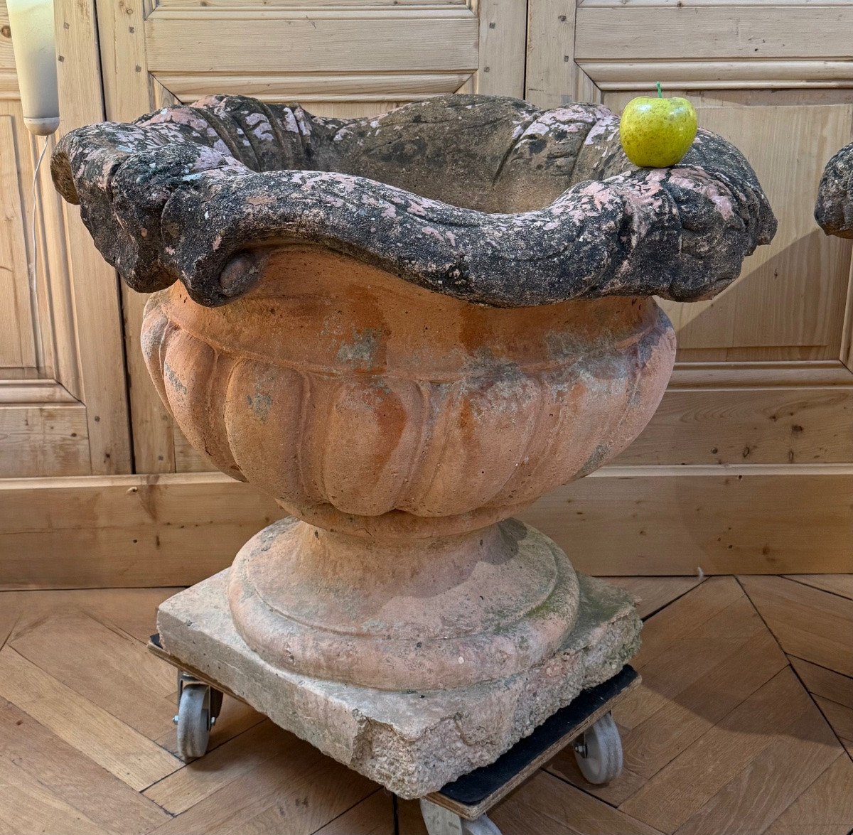 importante paire de cache pot XIX ieme en terre cuite -photo-6