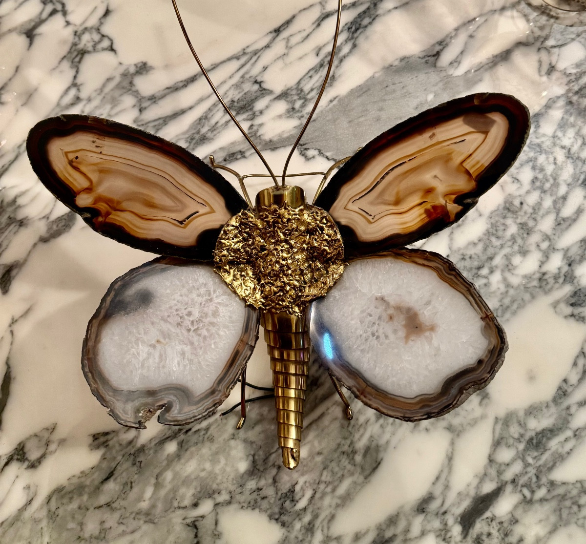 applique papillon avec ailes en trancha d'agate cira 80 crée par Hubert dénia pour honoré Paris