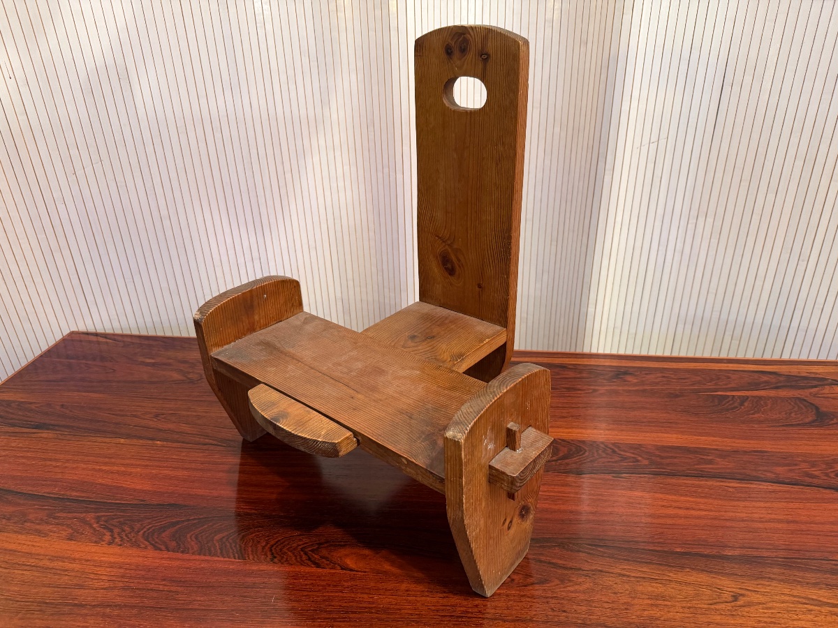 chaise constructiviste en pin Scandinavie circa 50