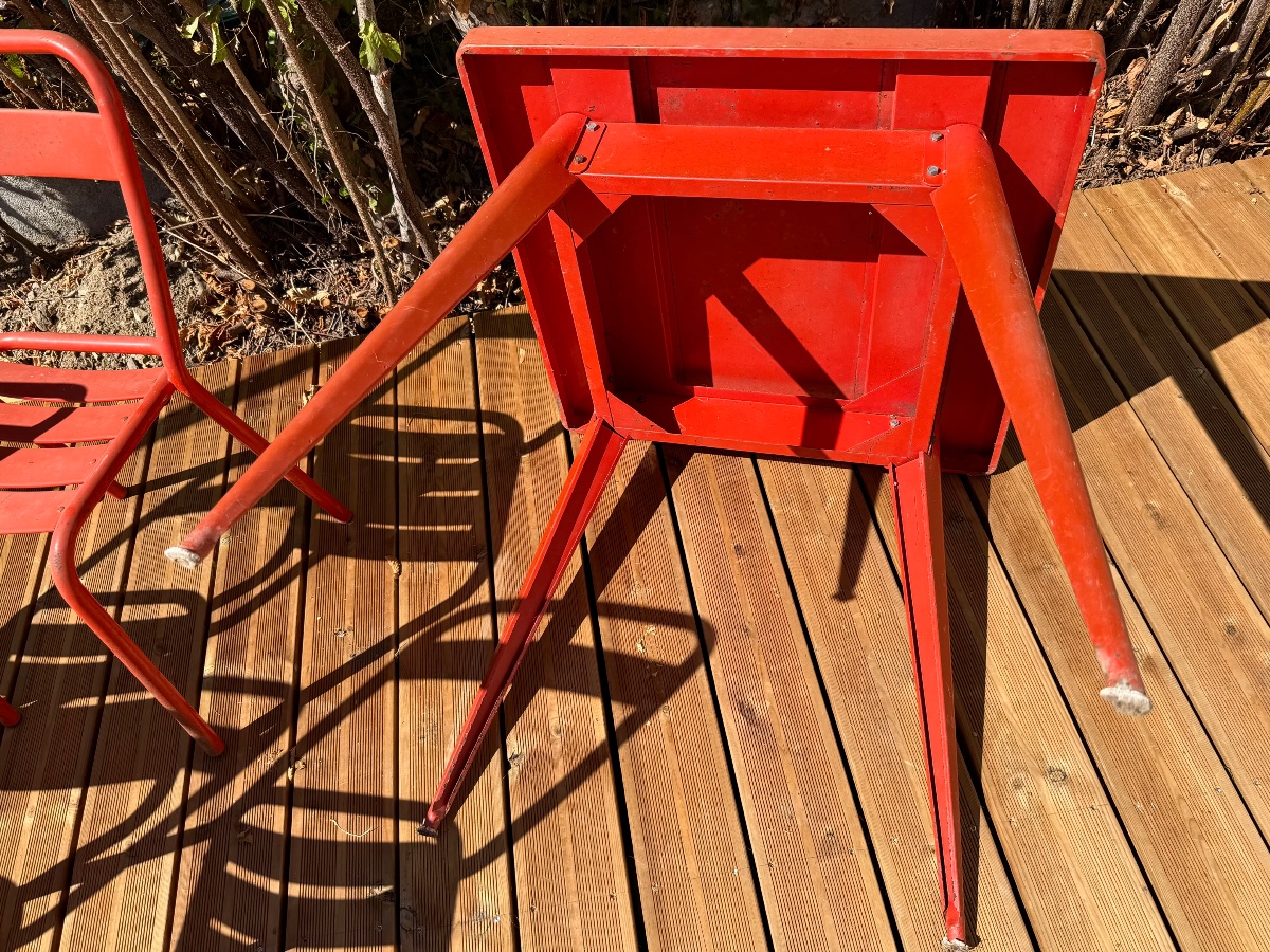 A T 55 Tolix Table And 4 Red T1 Chairs -photo-1