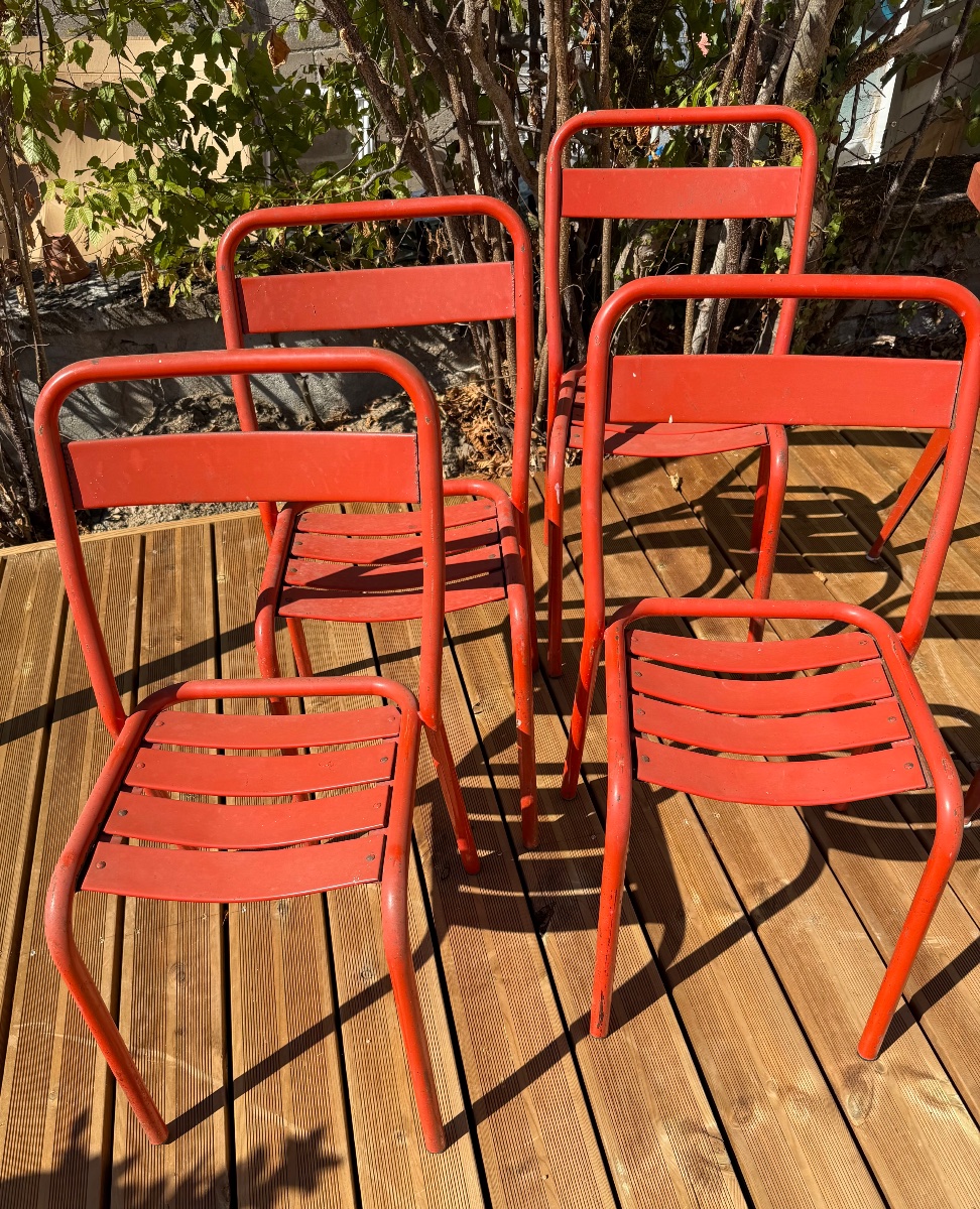 A T 55 Tolix Table And 4 Red T1 Chairs -photo-4