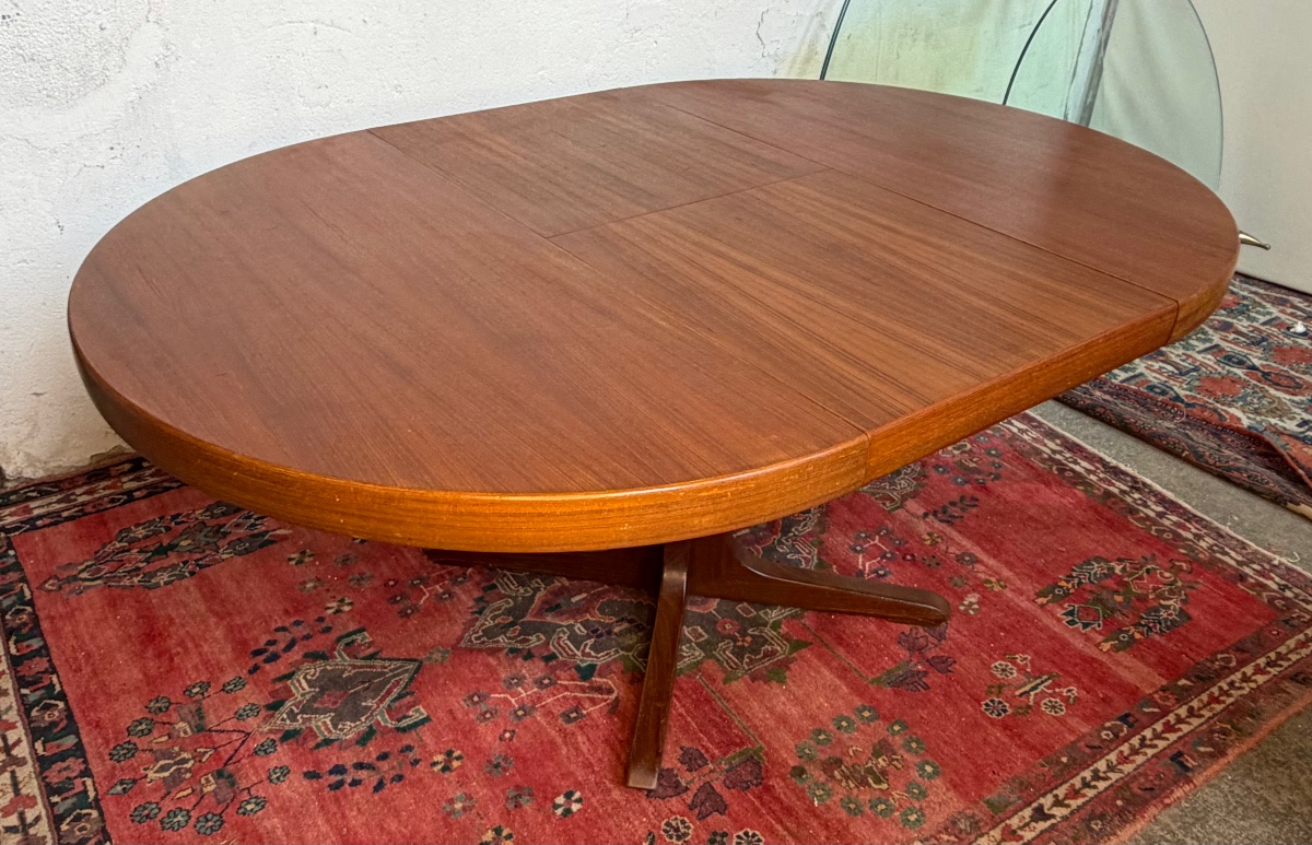 Bauman Vintage Round Extendable Table-photo-2